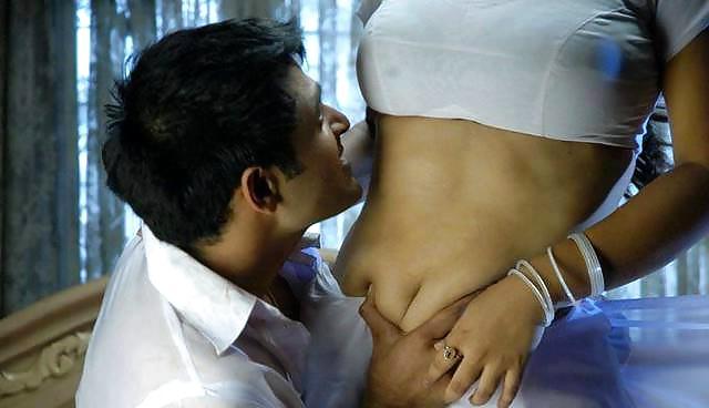 25P Aunty in saree exposing navel and boobs