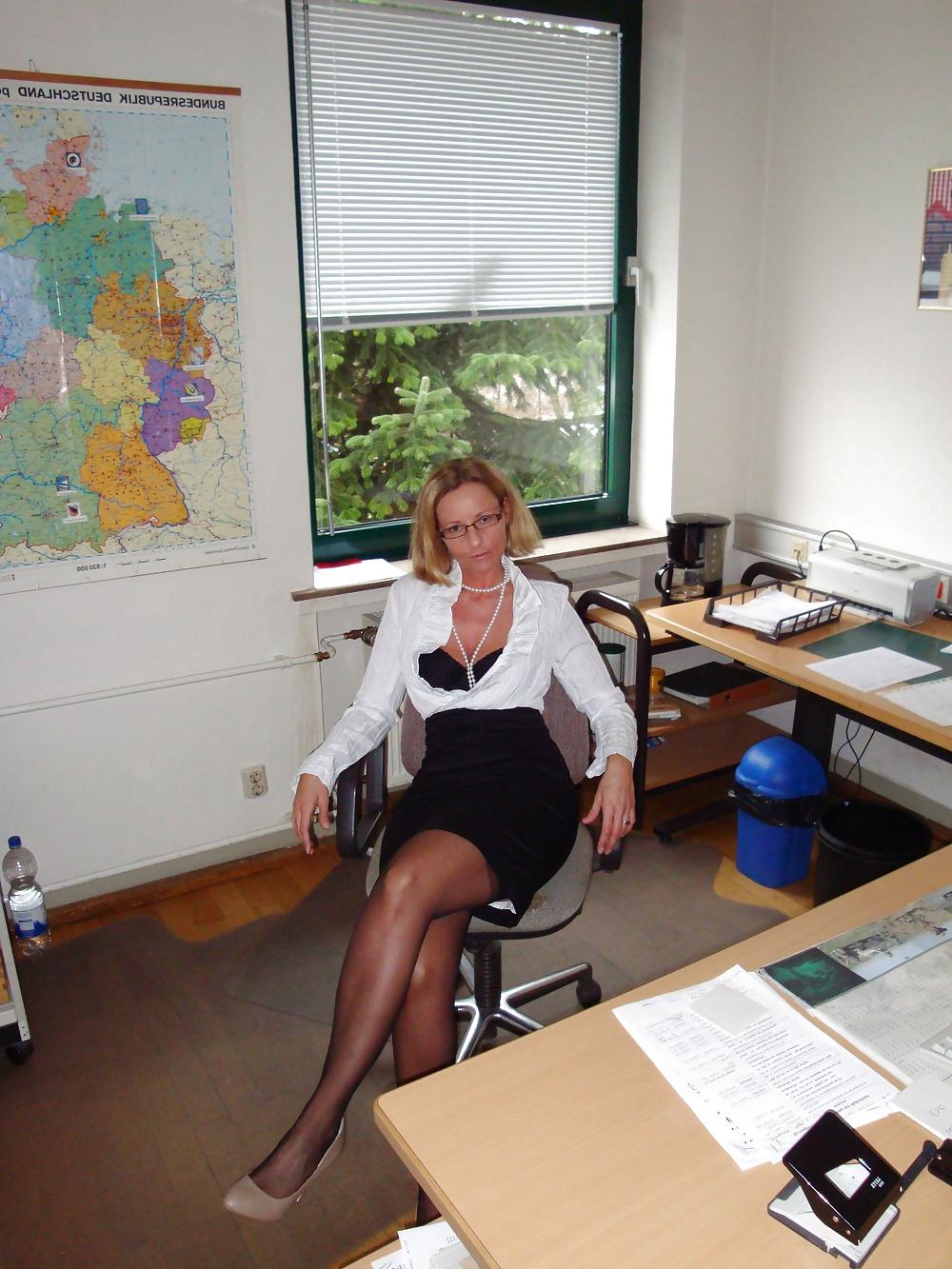 25P 079 - German MILF Flashes & Fucks
