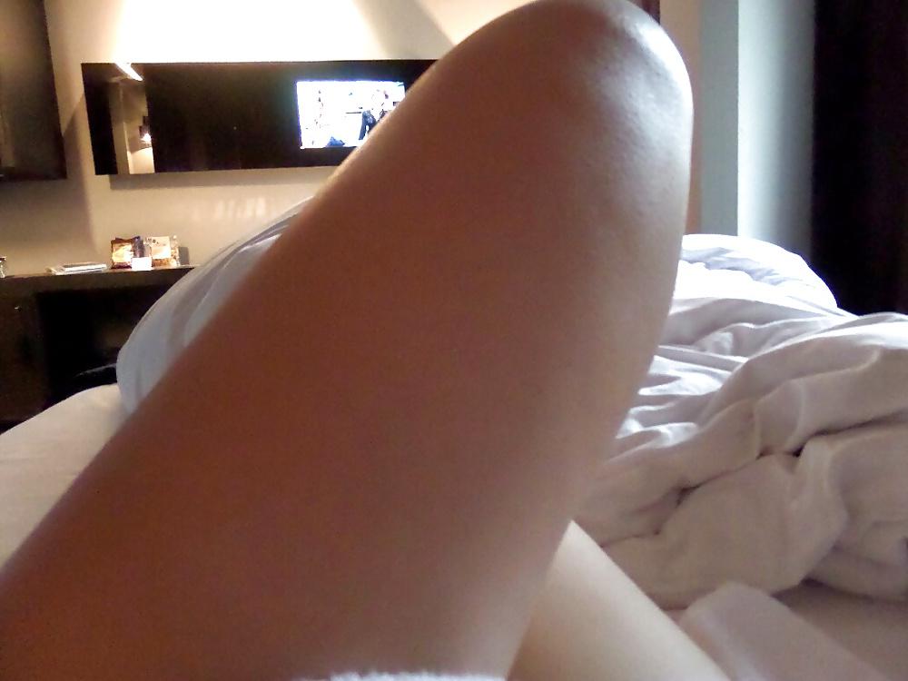 20P My sexy hot swinger girl offering her nude selfies