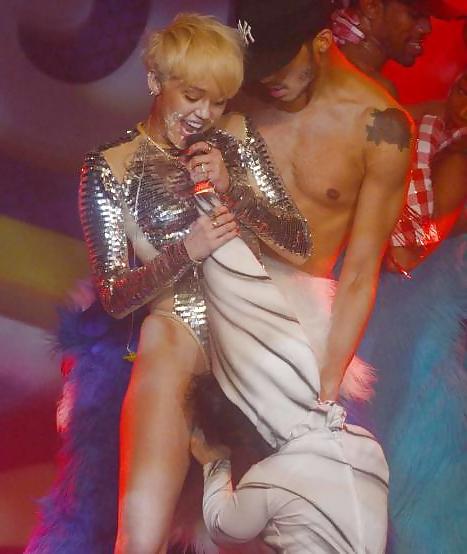 19P Miley Cyrus - celebrity Blowjob Slut on Stage