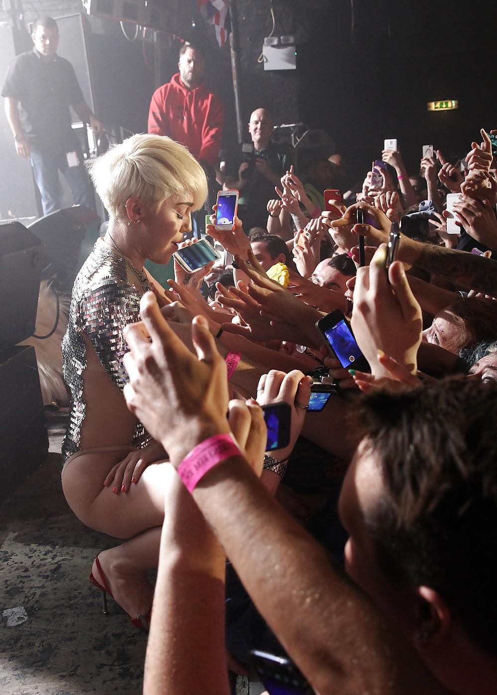 19P Miley Cyrus - celebrity Blowjob Slut on Stage