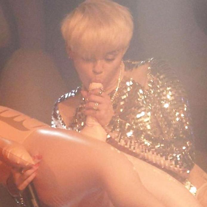 19P Miley Cyrus - celebrity Blowjob Slut on Stage