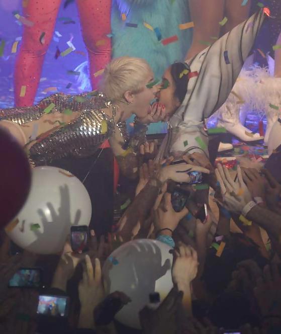 19P Miley Cyrus - celebrity Blowjob Slut on Stage