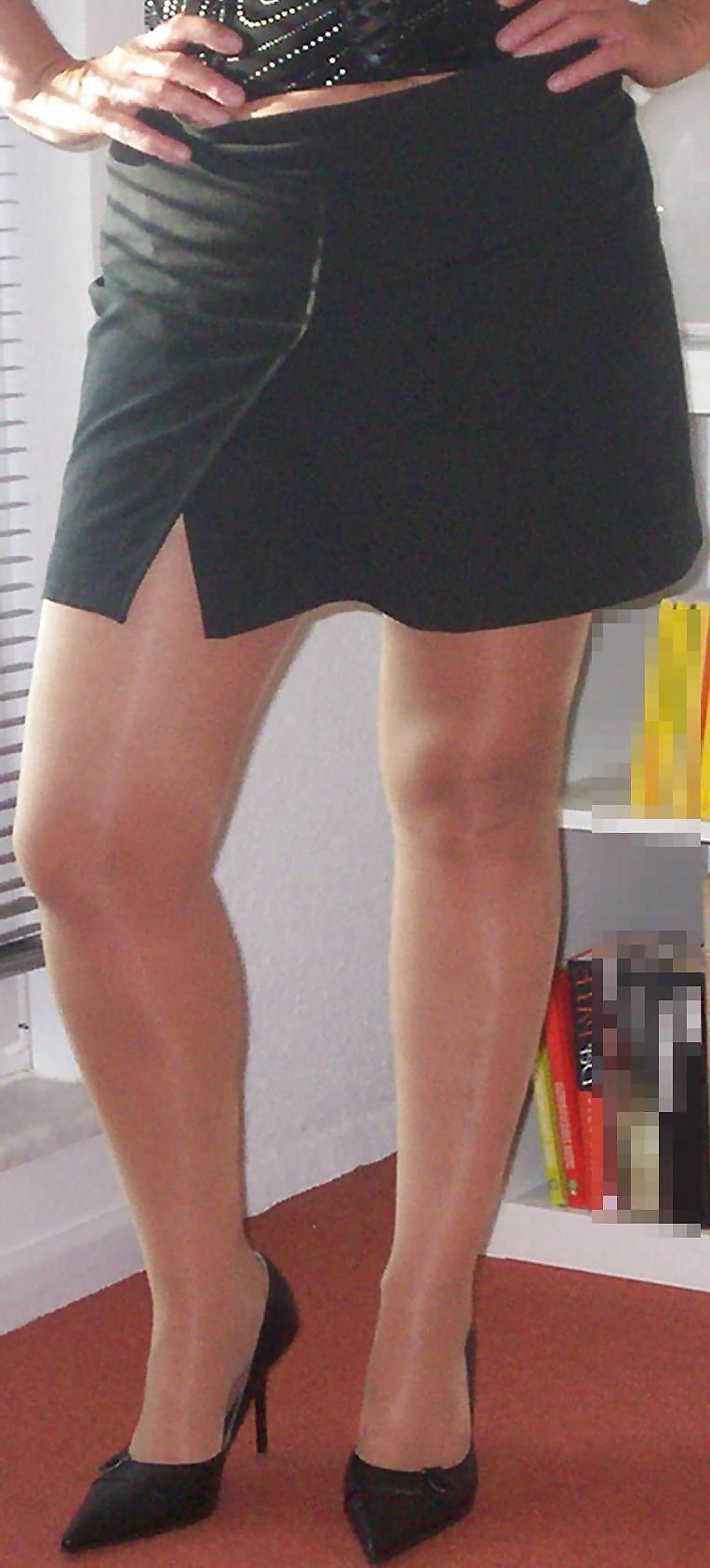 10P Sexy Legs in Stockings and High Heels