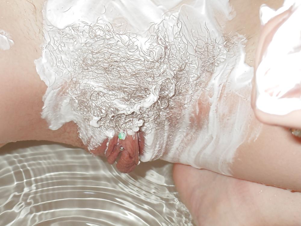 20P Wife shaving her pussy while on vacation
