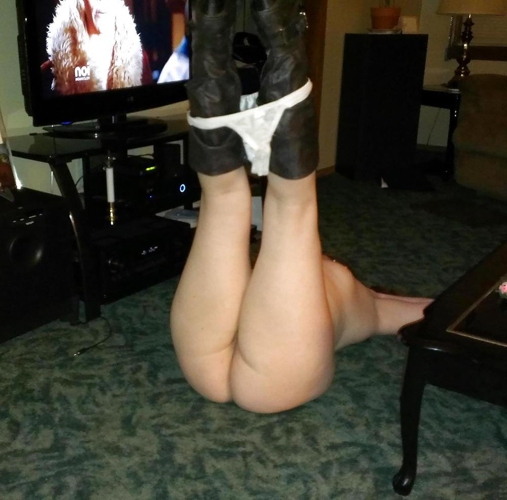11P Teen gf nude showing big ass,perky tits,and pussy