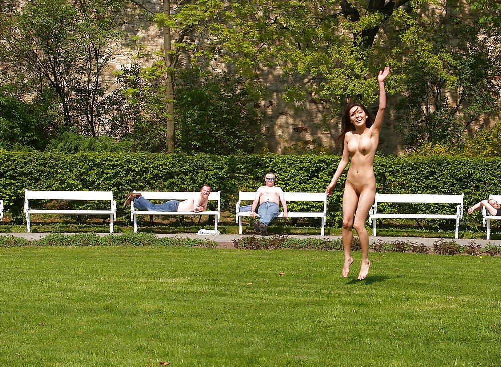 25P Nude wife walking in the streets