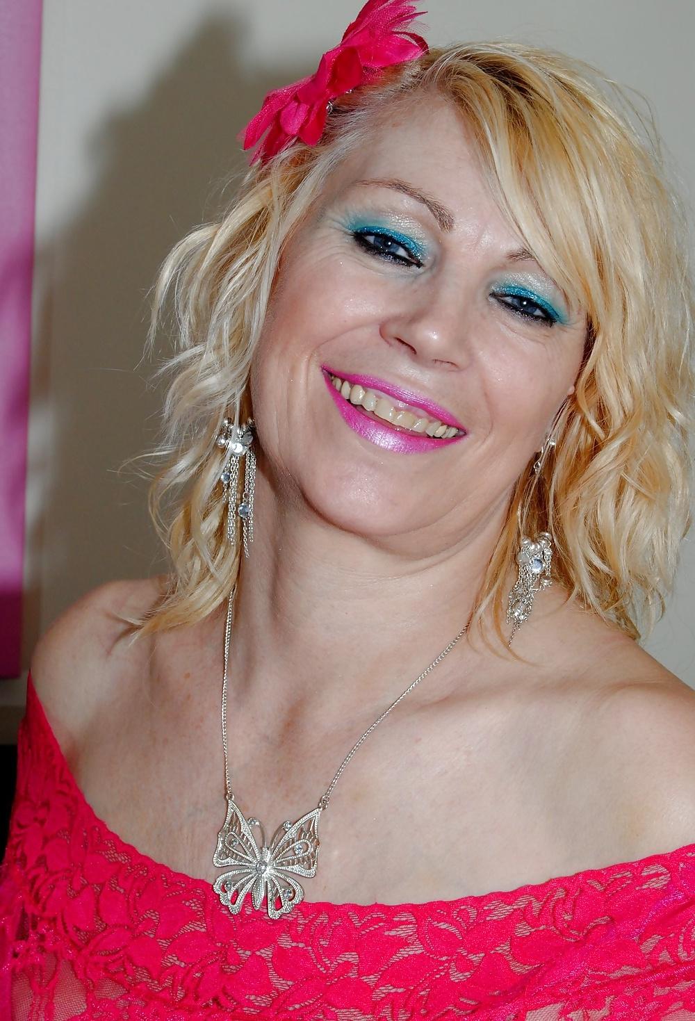 17P Busty English Granny is sooo Sexy 3