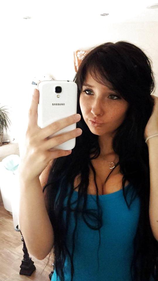 25P German Amateur Girls