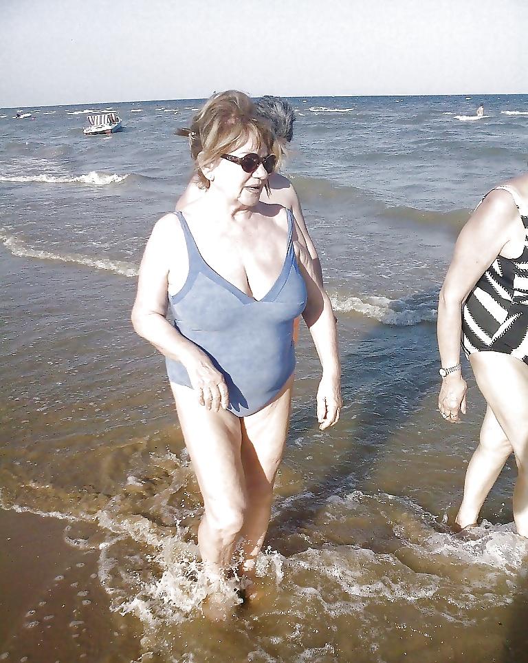 25P Beautiful mature women on the beach