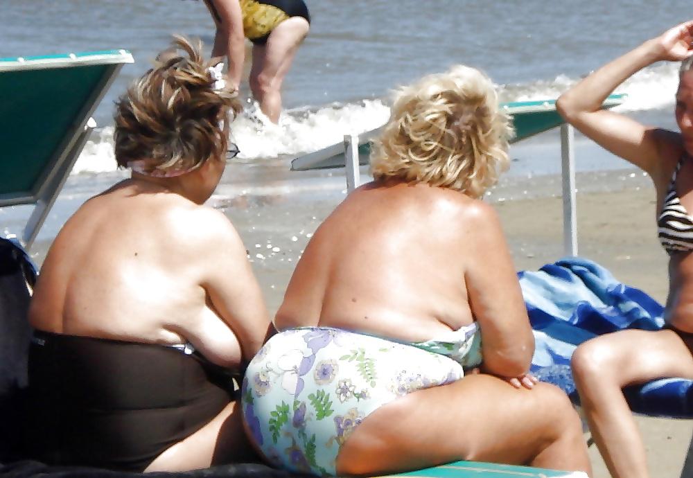 25P Beautiful mature women on the beach