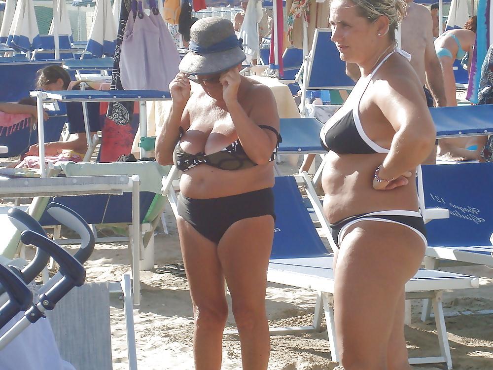 25P Beautiful mature women on the beach