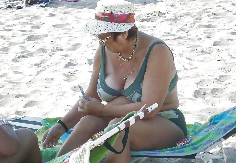 25P Beautiful mature women on the beach