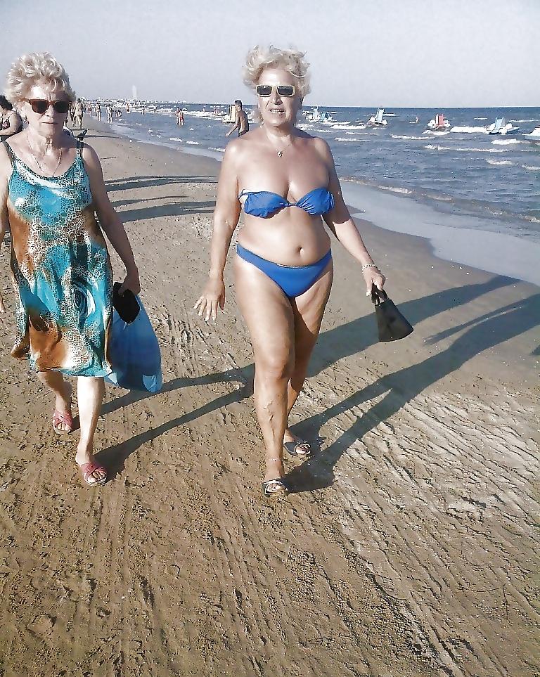 25P Beautiful mature women on the beach