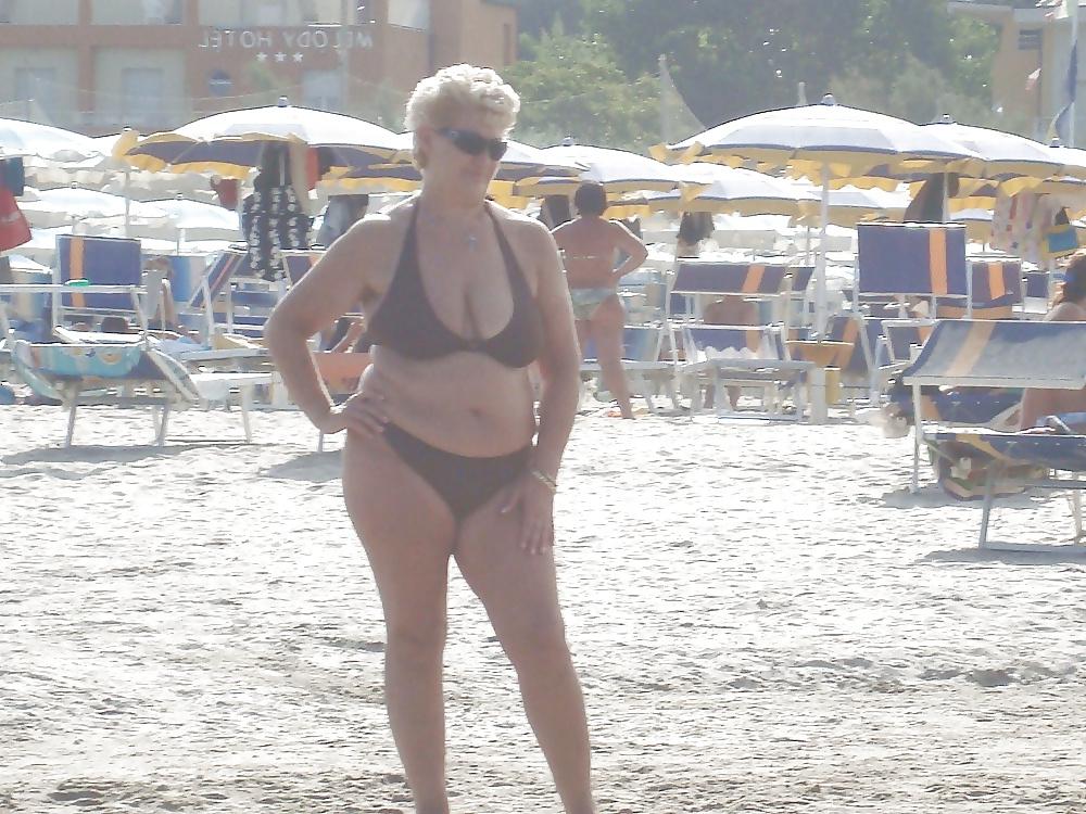 25P Beautiful mature women on the beach