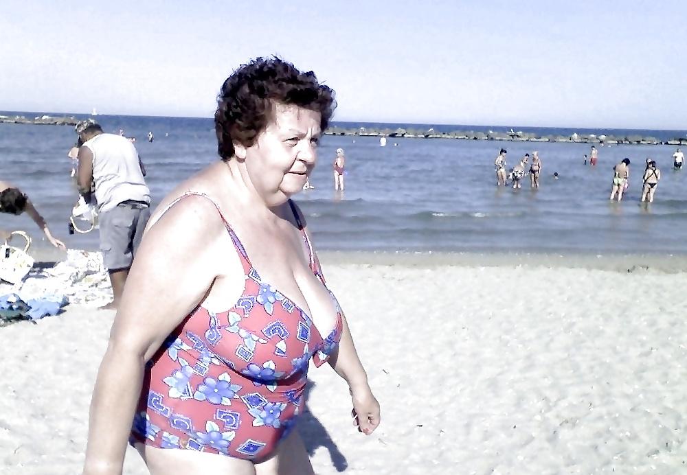 25P Beautiful mature women on the beach