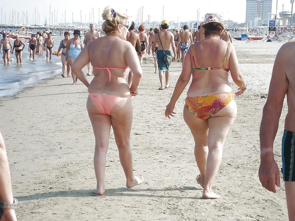 25P Beautiful mature women on the beach