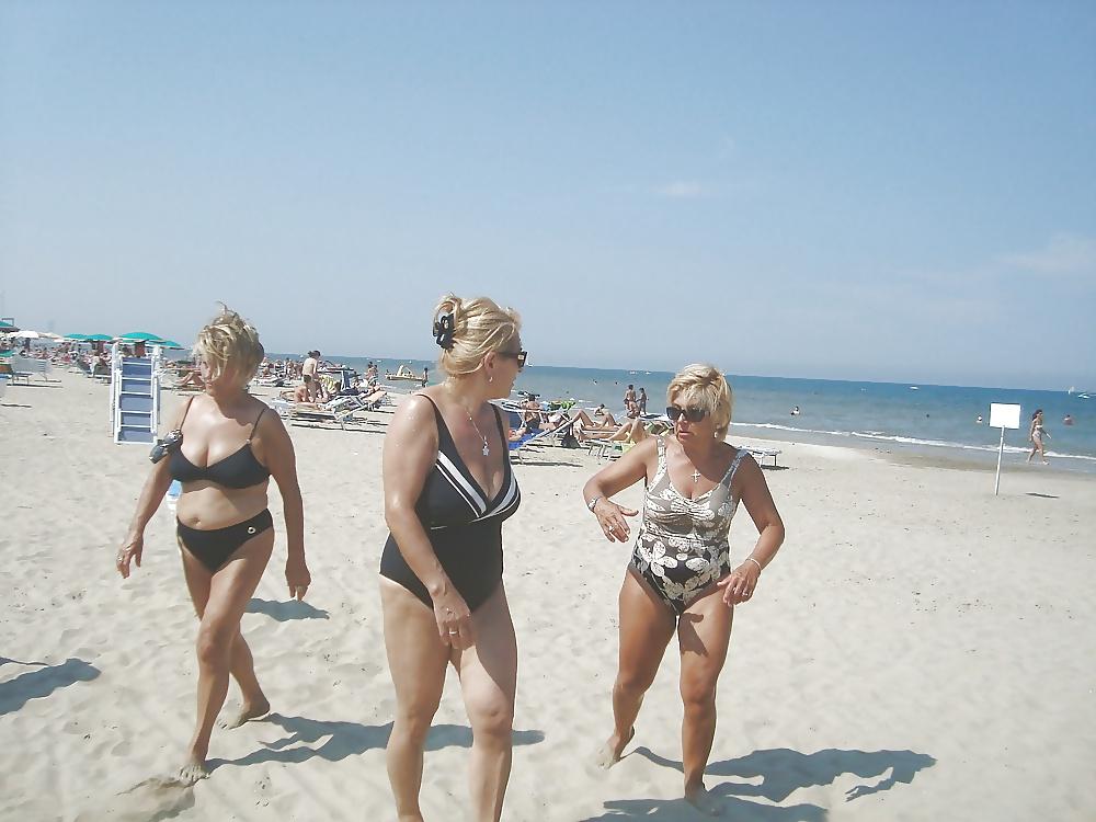 25P Beautiful mature women on the beach
