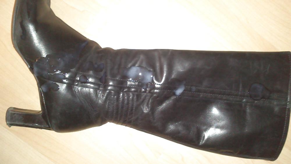6P Cum on black leather boots