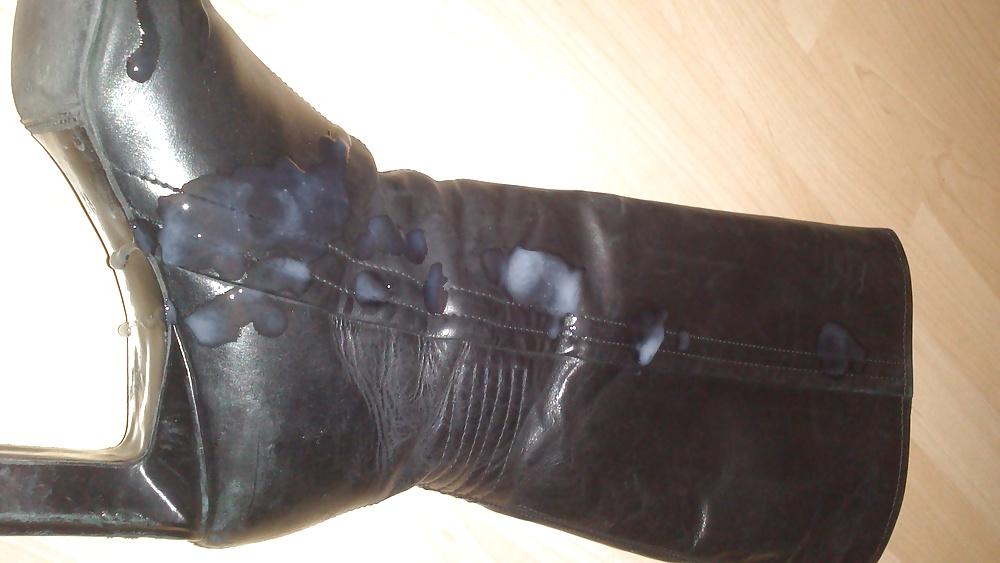 6P Cum on black leather boots