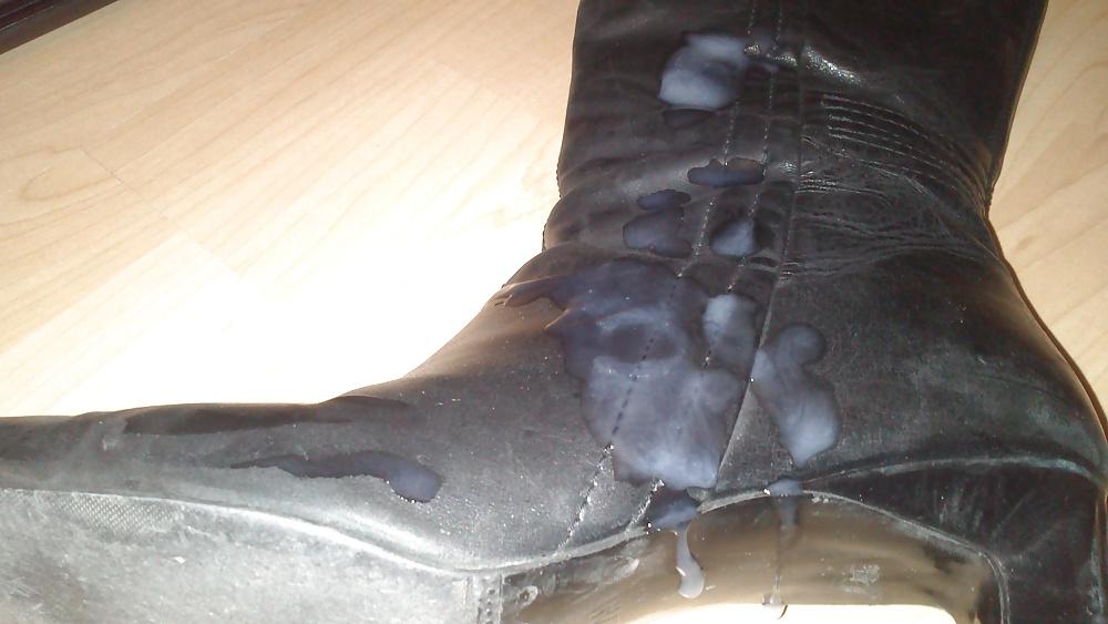 6P Cum on black leather boots