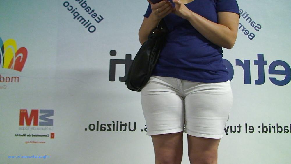 25P Some candid spanish booty in tight jeans