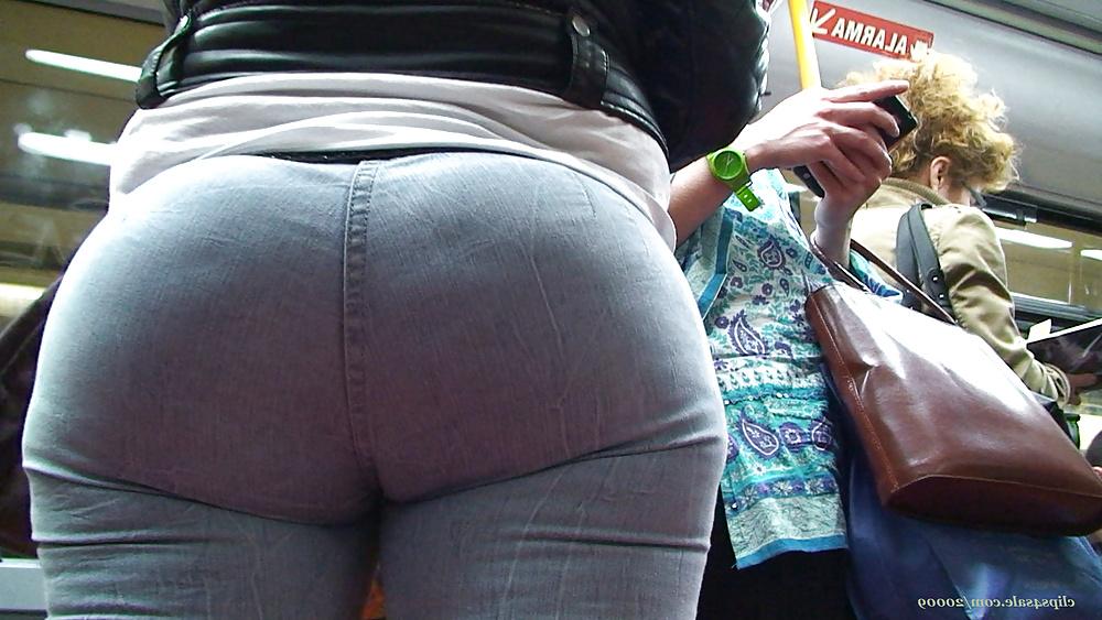 25P Some candid spanish booty in tight jeans