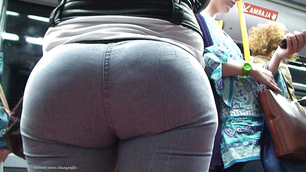 25P Some candid spanish booty in tight jeans