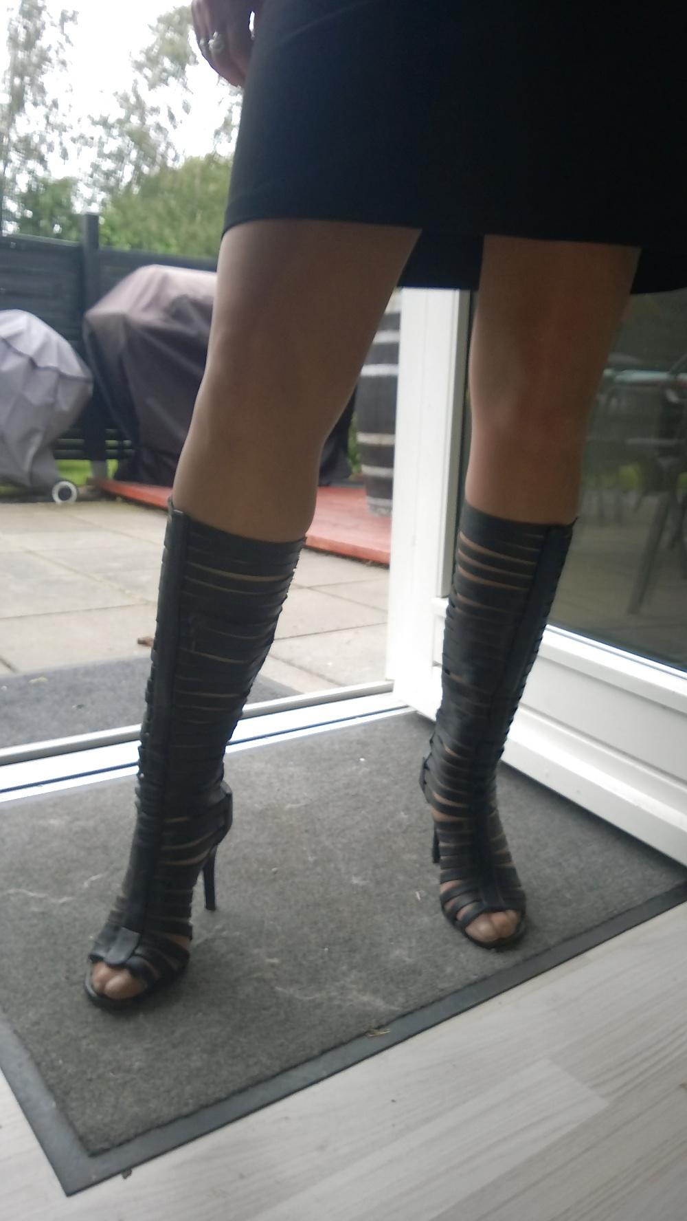 4P Upskirt tan stockings