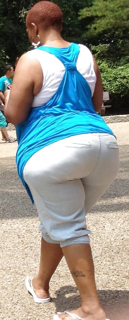 25P Big booty candid