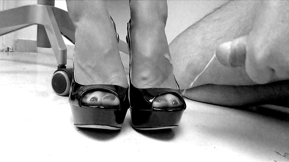 25P Cum On Feet And Heels