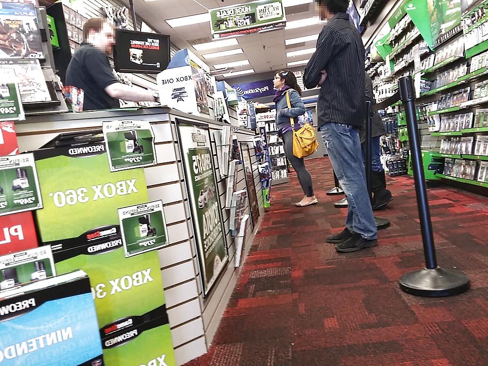 13P Big Booty Gamer Girl