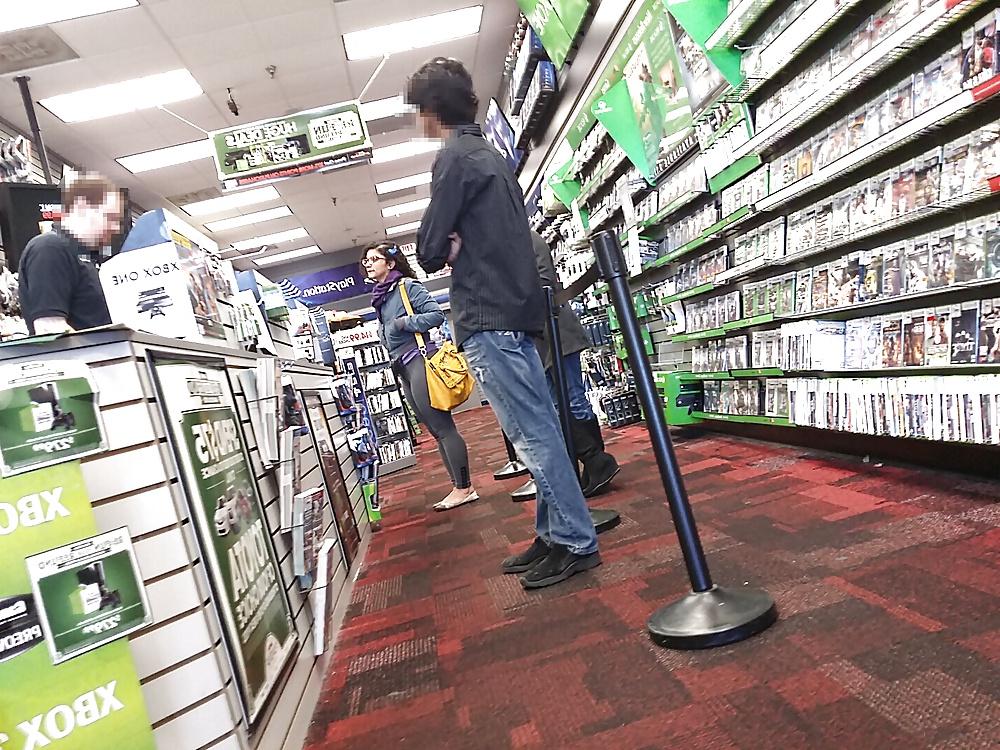 13P Big Booty Gamer Girl
