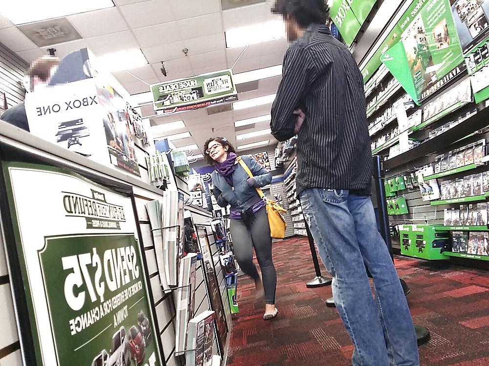 13P Big Booty Gamer Girl