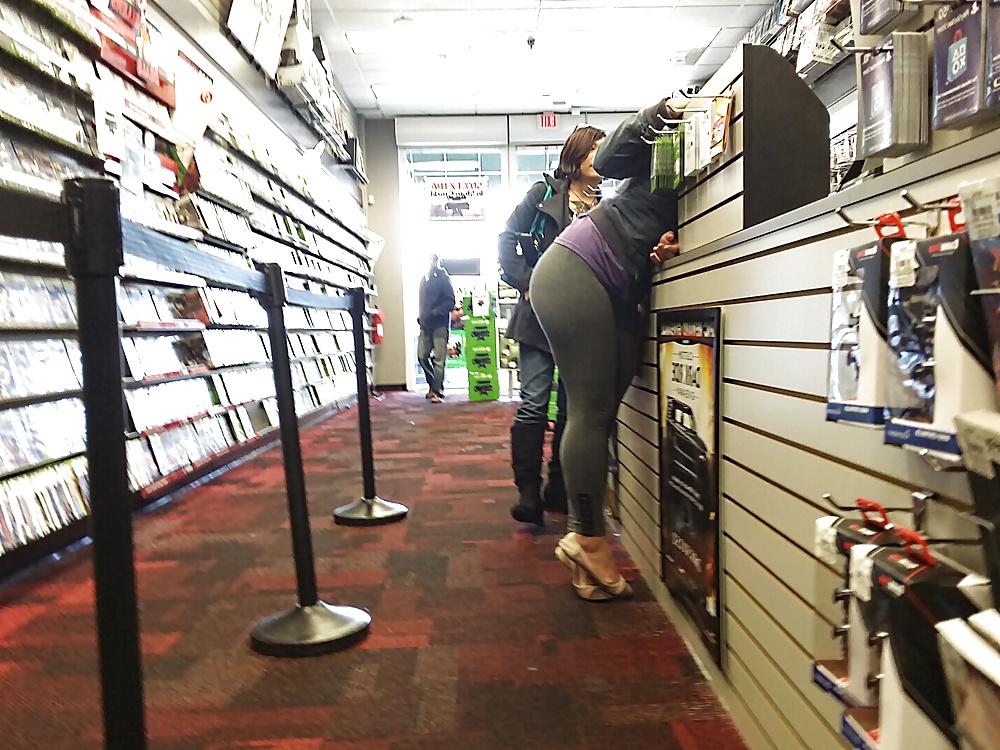 13P Big Booty Gamer Girl