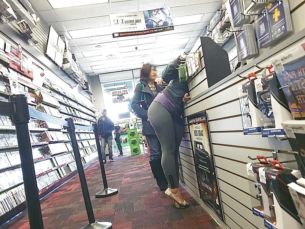 13P Big Booty Gamer Girl