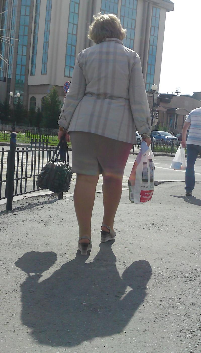 25P Girls with plump legs