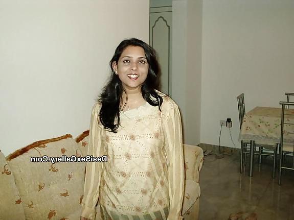 21P Desi Bhabi Showing Her Big Boobs