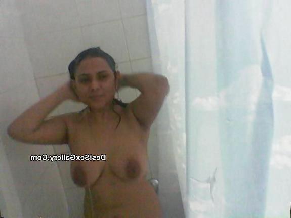 21P Desi Bhabi Showing Her Big Boobs