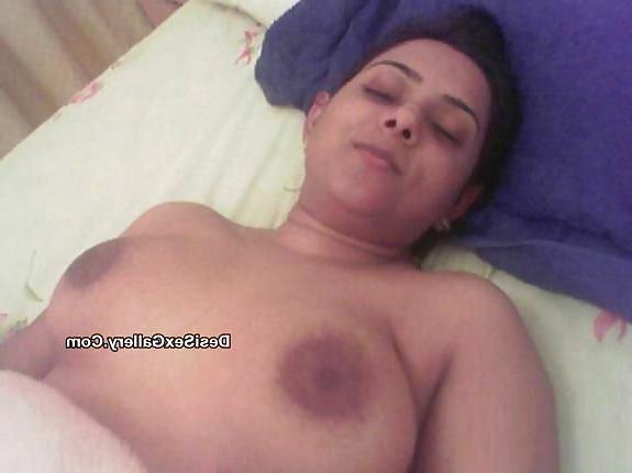 21P Desi Bhabi Showing Her Big Boobs