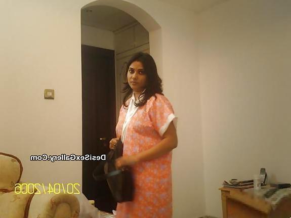 21P Desi Bhabi Showing Her Big Boobs