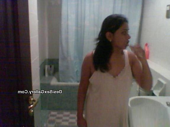 21P Desi Bhabi Showing Her Big Boobs
