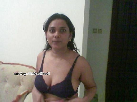 21P Desi Bhabi Showing Her Big Boobs