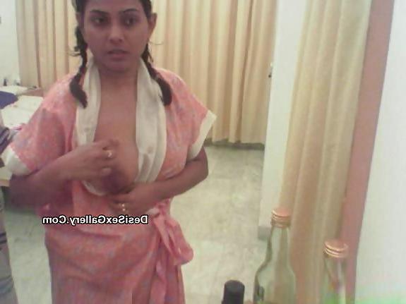 21P Desi Bhabi Showing Her Big Boobs
