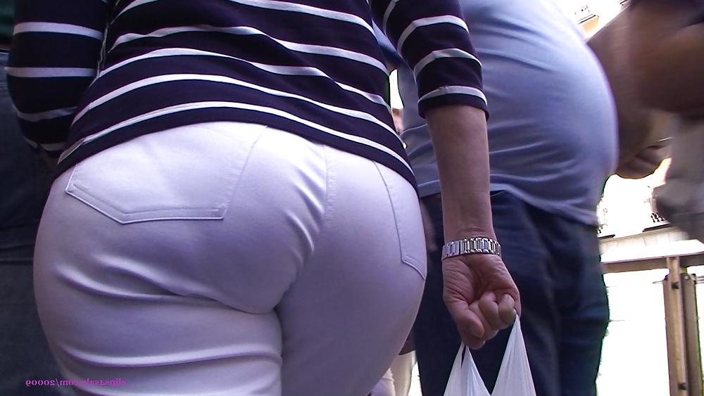 21P Candid big booty pear shape milf in white jeans