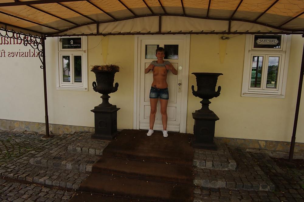 25P German flashing milf topless in jeans