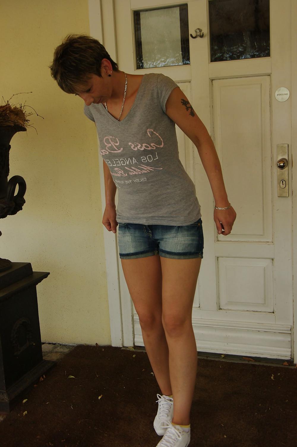 25P German flashing milf topless in jeans
