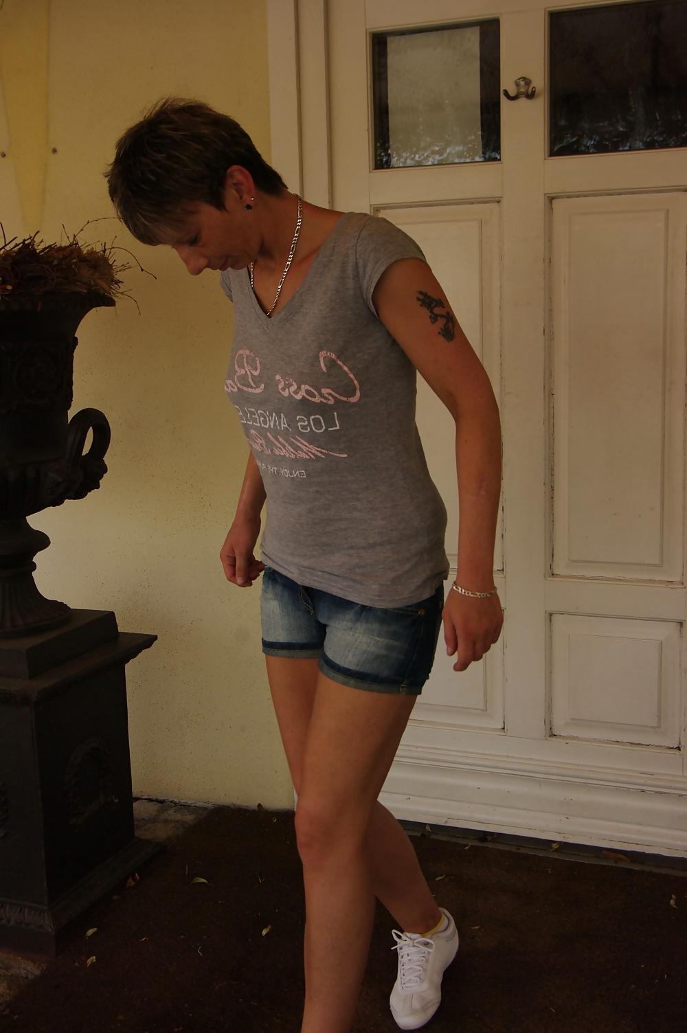 25P German flashing milf topless in jeans