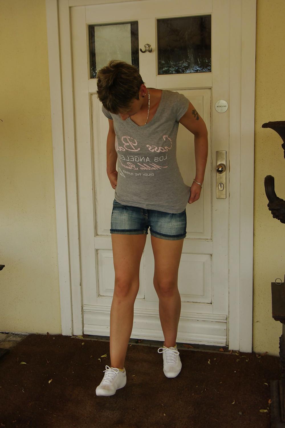 25P German flashing milf topless in jeans