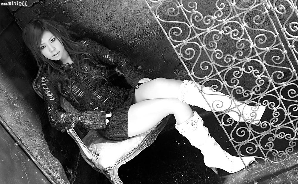 25P Black and White Erotic 008